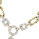 zoom dettaglio ori e diamanti su collier con rubino