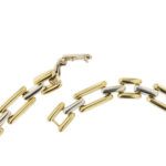 dettaglio chiusura di collier due ori con diamanti e rubino