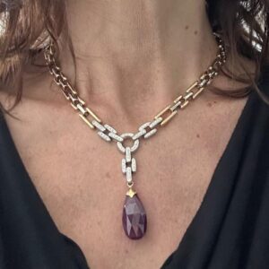 Foto gioiello indossata: collier due ori (oro bianco e oro giallo) con diamanti e rubino pendente, alta gioielleria
