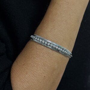 Foto gioiello indossata: bracciale oro bianco con diamanti stile vintage