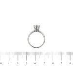 Anello solitario con diamante paragone foto righello per grandezza misura anello