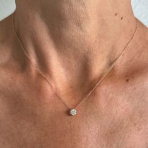 Foto gioiello indossata: collana in oro rosa maglia rolò con punto luce con diamante