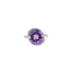 Anello ametista diamanti oro bianco foto prospettiva frontale anello appoggiato