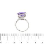 Anello in oro bianco con diamanti e ametista centrale foto paragone righello per misura anello cm