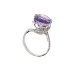 Anello con ametista e diamanti foto di profilo visione altezza anello