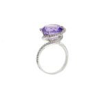 Anello con ametista e diamanti in oro bianco visione verticale frontale altezza gioiello