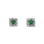 Orecchini a lobo quadrati in oro bianco 18 kt con 2 smeraldi naturali da 0.65 ct cad. totale 1.30 ct e 24 diamanti da 0.03 ct cad. totale 0.72 ct - colore EF e purezza VVS.