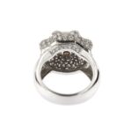 visione interna e retro di anello oro bianco a forma di fiore con diamanti e perla centrale di colorazione avorio