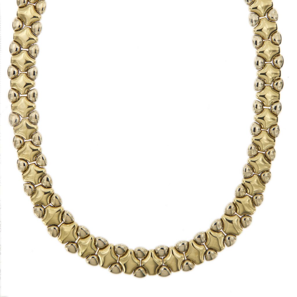 Collier semi rigido in oro giallo 18 kt maglia originale con forme irregolari leggermente bombate, chiusura con cassetto a scomparsa e sicura.