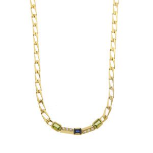 Collana in oro giallo 18 kt, maglia grumetta rada rettangolare con centrale semi rigido ornato da 2 olivine ovali da 0.60 ct cad., 1 zaffiro ovale da 0.50 ct e 6 diamanti taglio brillante da 0.01 ct cad. totale 0.06 ct - colore FG e purezza VS. Chiusura a cassetto con sicura.