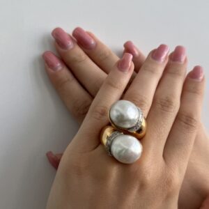 Foto gioiello indossata: anello contrarie con perle barocche e diamanti in oro giallo