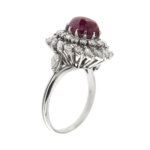 anello platino con rubino e diamanti lato prospettiva