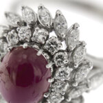 zoom dettaglio diamanti di anello con rubino