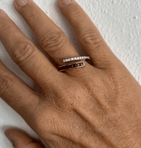 Foto gioiello indossata: anello due ori con rubini e diamanti Alfieri & St. John