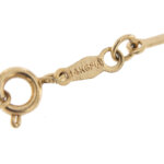zoom dettaglio incisione oro 14kt su bracciale bacia mano