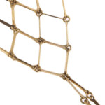 zoom dettaglio bracciale mano dito in oro giallo