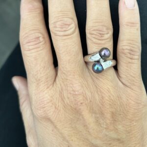 Foto gioiello indossata: anello contrarie oro bianco con perle di tahiti e diamanti