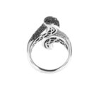 retro e interno di anello contrarie con diamanti trasparenti e neri
