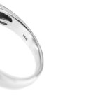 zoom dettaglio incisione di 18k su anello contrarie con diamanti