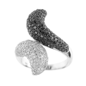 Anello contrarié in oro bianco 18 kt con pavé di 282 diamanti naturali taglio brillante da 0,01 ct cad. totale 2,82 ct - colore FG e purezza VS e neri.