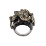 anello con teschio oro bianco con onice, smeraldi e diamanti trasparenti e di colorazioni fancy