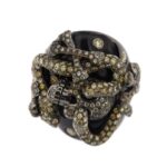 dettaglio anello oro bianco brunito con onice zoom particolare diamanti fancy, smeraldi e onice