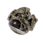 anello con teschio ossa e serpente in oro bianco e con pietre preziose