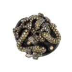 frontale di anello oro bianco con pietre preziose forma teschio serpente e ossa