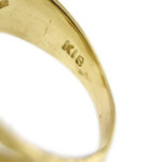 zoom dettaglio incisione interna di anello oro giallo con perla tahiti