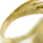 zoom dettaglio incisione interna punzone 750 oro di anello oro giallo con perla tahiti