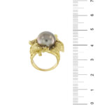 anello oro giallo con perla di tahiti a forma di fiore foto paragone righello per misura gioiello grandezza in cm