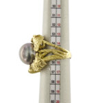 anello oro giallo con perla di tahiti su fuso per misura gioiello mano dito