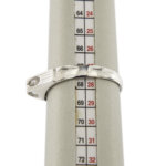 solitario oro bianco con diamante su fuso per misura gioiello mano dito