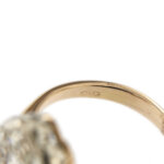 dettaglio punzone 750 oro di anello a fiore in oro con diamanti