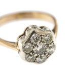 zoom dettaglio diamanti di anello a fiore in oro con diamanti