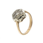 anello a fiore in oro con diamanti