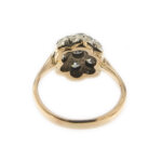 retro e interno di anello a fiore in oro con diamanti