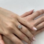 Foto gioiello indossata: anello oro rosa a forma di fiore con diamanti
