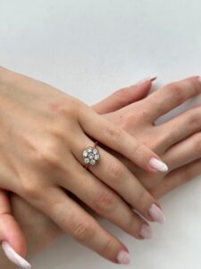 Foto gioiello indossata: anello oro rosa a forma di fiore con diamanti