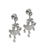 orecchini chandelier pendenti in oro bianco con diamanti lato