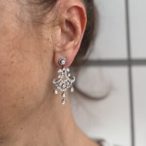 Foto gioiello indossata: orecchini chandelier in oro bianco con diamanti