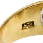 zoom dettaglio incisione interna punzone 750 oro di anello due ori con diamanti
