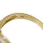 zoom dettaglio punzone 750 oro di anello vintage a fiocco in oro giallo con diamanti e zaffiro centrale