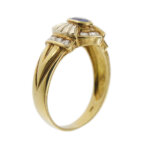 anello vintage a fiocco in oro giallo con diamanti e zaffiro centrale lato prospettiva