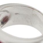 dettaglio incisione interna punzone 750 oro su anello oro bianco con diamanti e rubino