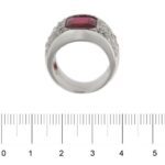 anello oro bianco a fascia con diamanti e rubino foto paragone righello per misura gioiello lunghezza in cm