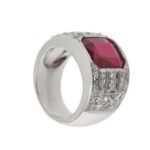 anello a fascia con rubino centrale e diamanti lato