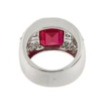 visione retro e interna di anello a fascia in oro bianco da uomo con grande rubino centrale e diamanti
