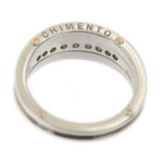 visione interna e retro con incisione brand Chimento su anello oro bianco riviere con diamanti