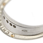 zoom dettaglio interno e punzone 750 oro di anello oro bianco con diamanti riviere Chimento